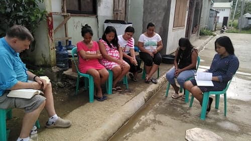 Steve Coon preaching in the Philippines